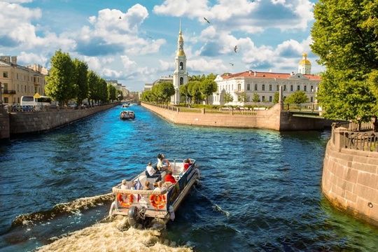 В Санкт-Петербурге запустили прогулки на двухпалубном теплоходе по рекам и каналам для всех желающих всего..