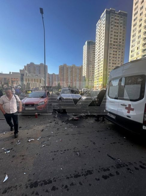 В Москве взорвали «Ленд Крузер» с людьми.

Взрыв прогремел у дома на Синявинской улице в 6:30 утра, когда..