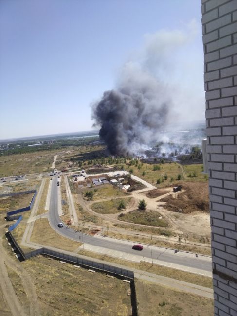 В Ростове продолжаются полыхать пожары. Еще один случился на Левенцовке, где загорелась сухая..