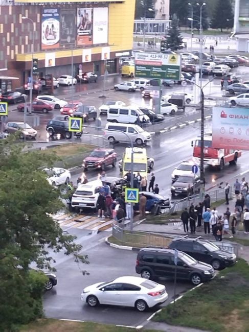 🗣️ Массовое ДТП в Кстово - столкнулись три автомобиля, один из них сбил человека. 

На проспекте Победы..