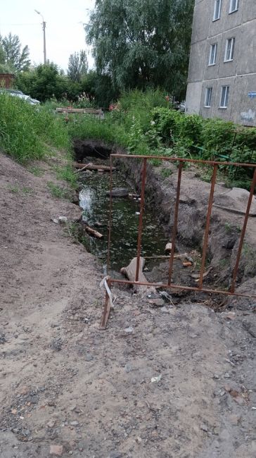 #жалоба55 уже 3-й месяц разрытая яма у Стальского д. 3. Вода цветёт, пешеходная дорожка ещё с прошлого года не..