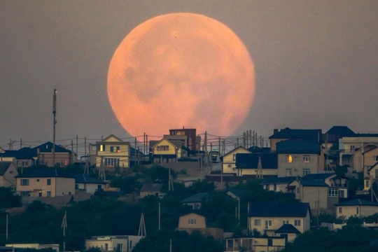 Вот такую красавицу луну снял сегодня в шестом часу утра в районе новороссийской Борисовки фотограф..