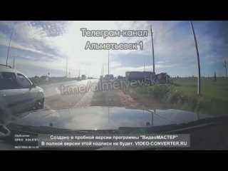 На видеорегистратор попал момент аварии в Альметьевске. Легковушка, пытаясь объехать другие автомобили по..