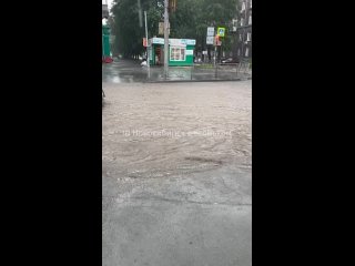 Улицы Народная и Авиастроителей полностью ушли под воду. Невозможно переходить дороги: течение сносит, воды..