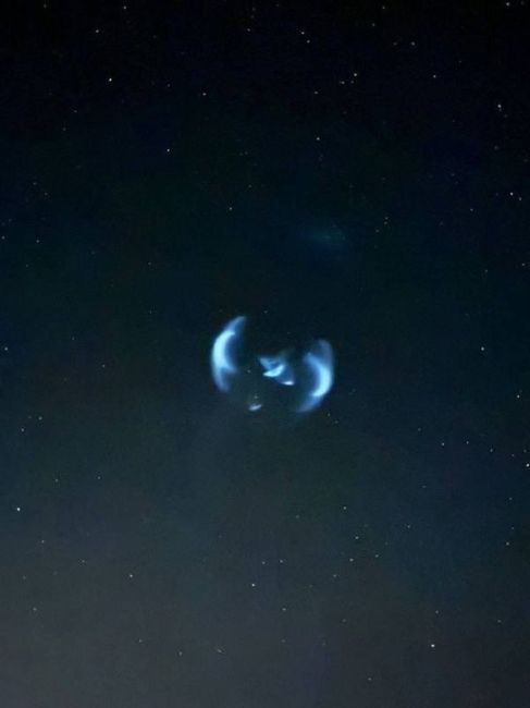 Жители России сегодня ночью могли наблюдать необычный объект в небе.

Предположительно, это ракета-носитель..