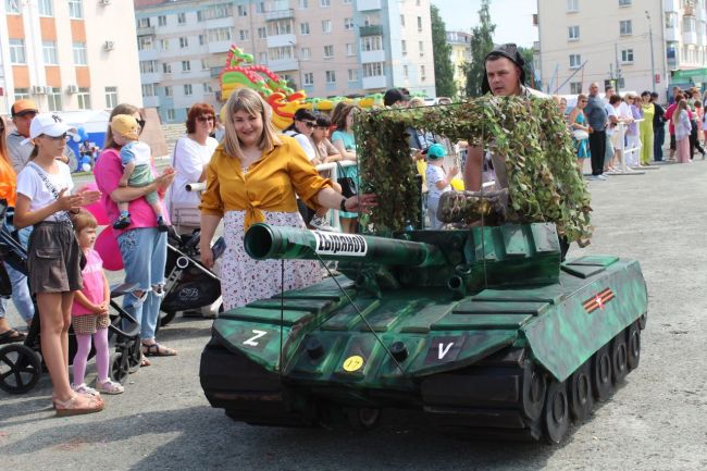 Семья ZыряноVых посадила годовалого сына в танк с «мангалом» и символикой СВО, чтобы победить в параде..