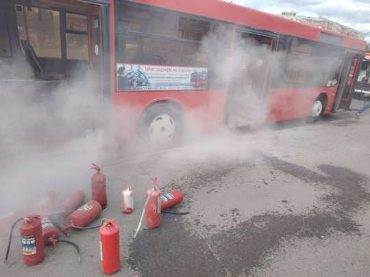 В Казани на остановке "Савиново" загорелся автобус. К счастью, огонь удалось оперативно потушить, и обошлось..