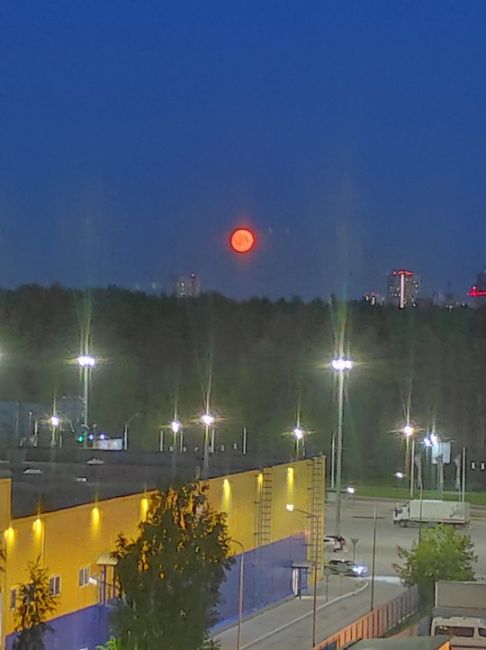 Огромная Луна над Пермью..