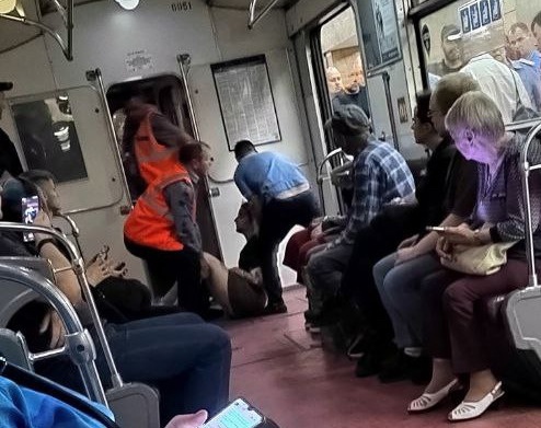 Врачи спасают молодую петербурженку, упавшую под поезд в метро

Инцидент произошёл минувшим вечером на..