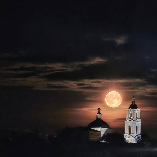 🗣️ Луна над Павлово 

Фото: Кирилл..