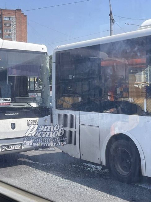 🚌  Два автобуса играли в гонки и столкнулись на Шолохова. У одного из них выпало..