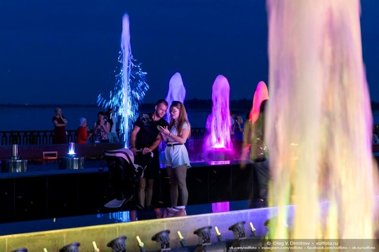 Потрясающая разноцветная подсветка фонтанов на нижней террасе Центральной набережной ✨✨✨

Красота..