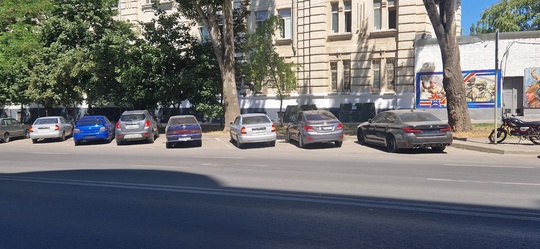 Ростовчанин возмущен водителями, которые закрывают госномера на своих автомобилях.

«Закон не запрещает..