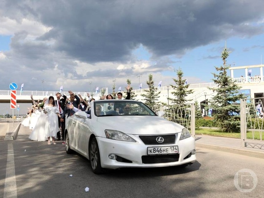 «Нежный праздник любви и радости»: в Волгограде состоялся свадебный марш 👰💍🤵

❤️ Сразу 50 влюбленных пар..