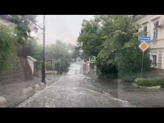 В Ростове Семашко подтопило из-за сильного ливня

Так выглядела дорога около 07:00. На кадрах видно, что..