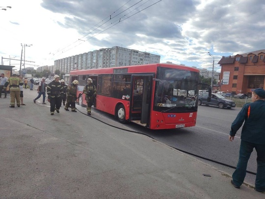 В Казани на остановке "Савиново" загорелся автобус. К счастью, огонь удалось оперативно потушить, и обошлось..