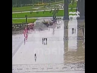 Молния ударила в трёх человек в парке "ПатриотНа видео попал момент удара молнии по трём россиянам в парке..