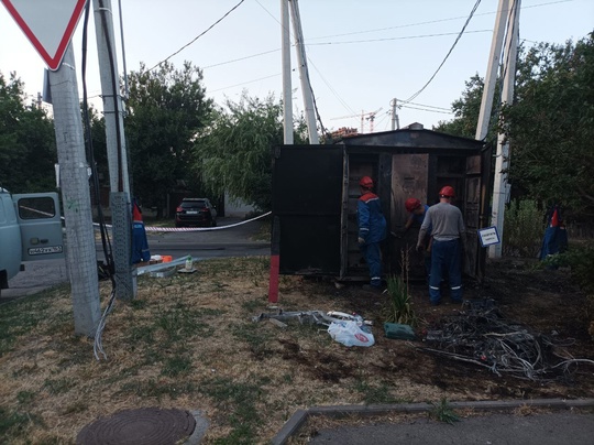 Сегодня в центре Ростова взорвался трансформатор.

ЧП случилось днём 6 июля в частном секторе микрорайона..