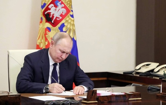 Закон о прогрессивной шкале НДФЛ подписал Путин. 

Он вступает в силу с 2025 года.

🔻Для россиян с доходами до 2,4..
