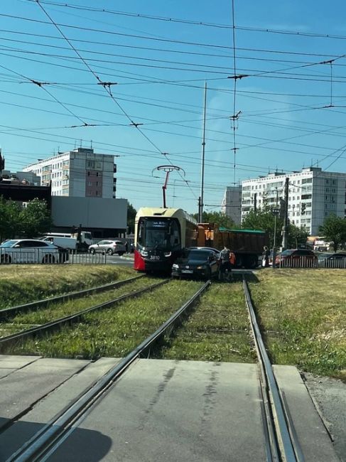 🚃Десяток трамваев №3 и №21 застряли из-за аварии на Комсомольской площади. Что на рельсах забыла легковушка..