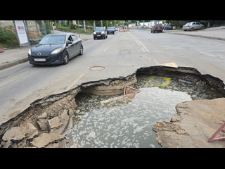 Огромная яма ничем не огорожена на проезжей части улицы Ново-Урицкой в..