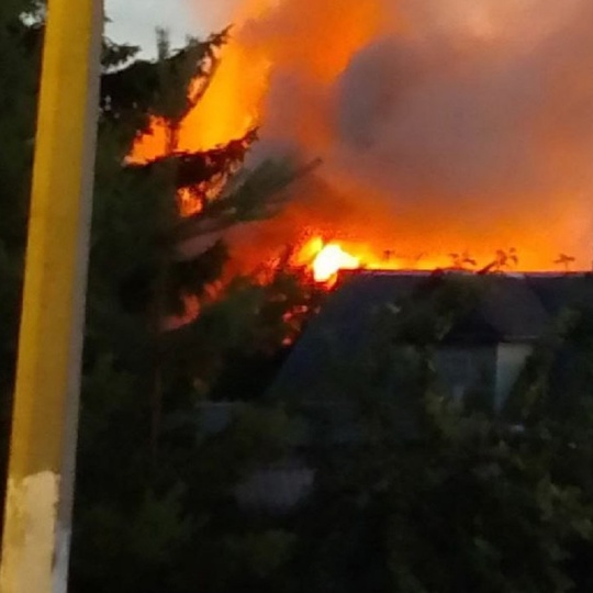 В частном секторе Ломоносова, недалеко от станции Мартышкино, пожар — горит частный дом. 
 
По..