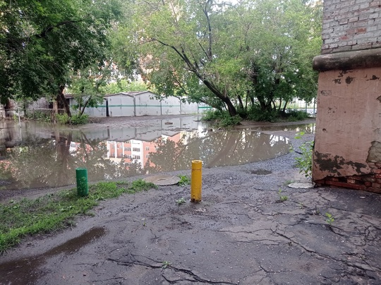 Здравствуйте! После дождей вся вода с Проспекта Мира д. 59, д. 57 стекает за дом по улице Андрианова д. 36.в..