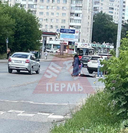 От подписчика 

Сбили курьера на Солдатова 29в. Живой вроде. Будьте внимательнее на дороге 

Подпишись 👉🏻..