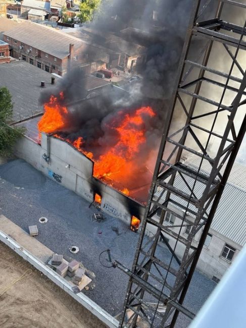 Три человека пострадало в пожаре Горсоветской, где [https://vk.com/wall-36039_10076402|горит мебельный цех]. Огонь..