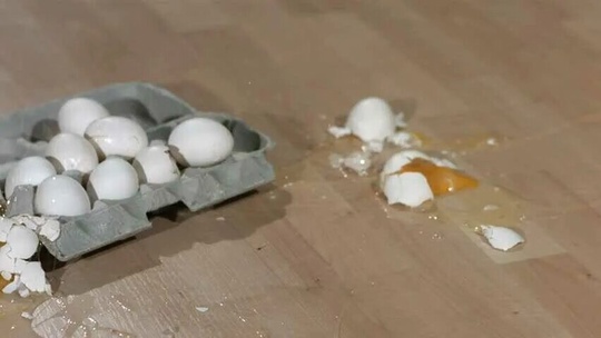 РОСПОТРЕБНАДЗОР  ПОЯСНЯЕТ: 
"В магазине случайно уронила и разбила упаковку яиц. Даже не поняла, как это..