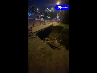 Обрушение участка дороги произошло возле автобусной остановки «Северная» в Заельцовском районе 

- Обвал..