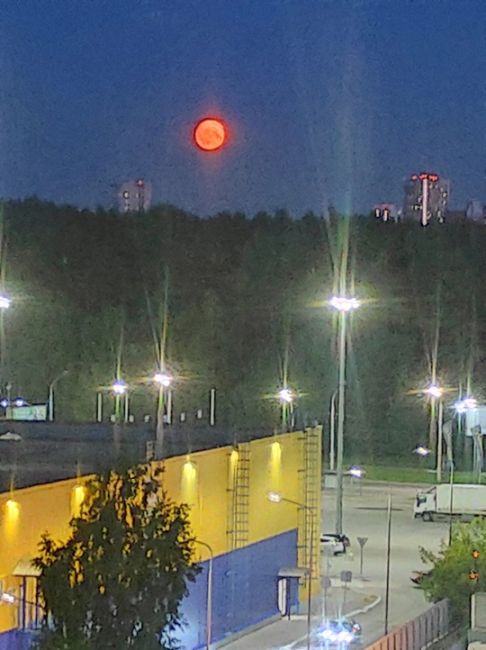 Огромная Луна над Пермью..