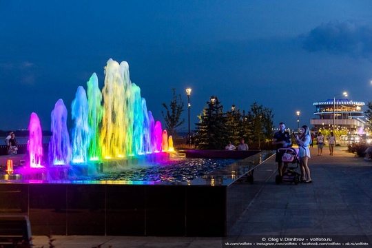 Потрясающая разноцветная подсветка фонтанов на нижней террасе Центральной набережной ✨✨✨

Красота..