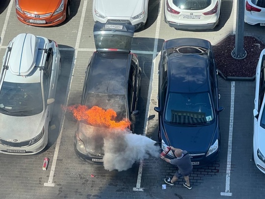 ❗На парковке у ЖК «КМ Tower Plaza» сгорела машина. 
 
В результате пожара также пострадал соседний автомобиль...