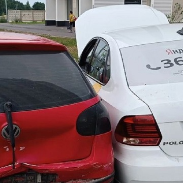 Невменяемый таксист протаранил несколько авто в Приморском районе.
 
50-летний водитель Volkswagen повредил три..