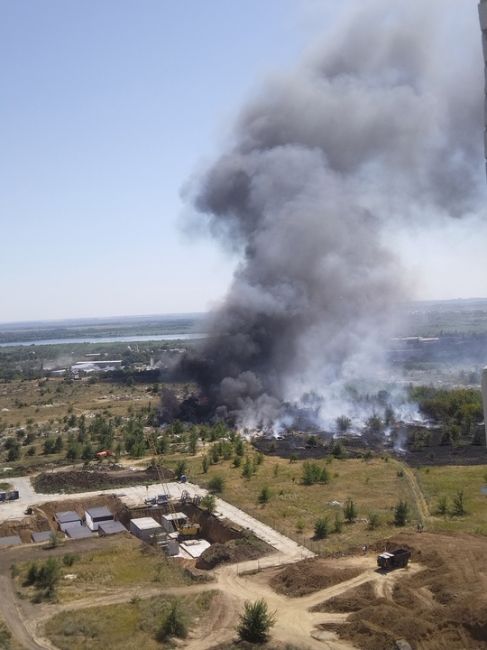 В Ростове продолжаются полыхать пожары. Еще один случился на Левенцовке, где загорелась сухая..