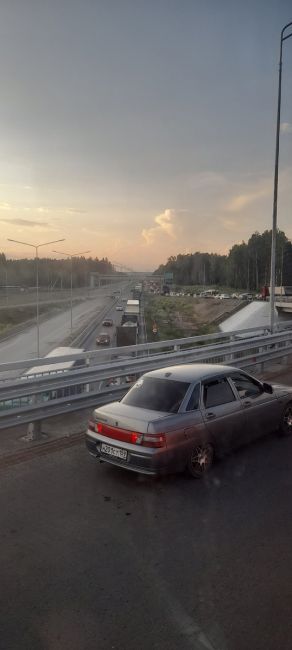 Жители жалуются на огромные пробки на Чусовском мосту. Тем временем мост не достраивается уже какой..