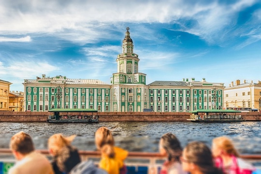 В Санкт-Петербурге теперь доступны захватывающие прогулки на теплоходе по рекам и каналам всего за 400..