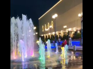 ⛲️ Сегодня ночью включили новый фонтан возле Музтеатра..