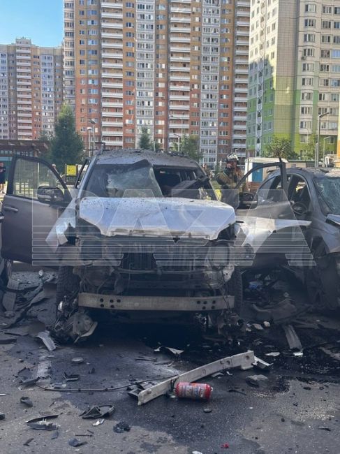 В Москве взорвали «Ленд Крузер» с людьми.

Взрыв прогремел у дома на Синявинской улице в 6:30 утра, когда..