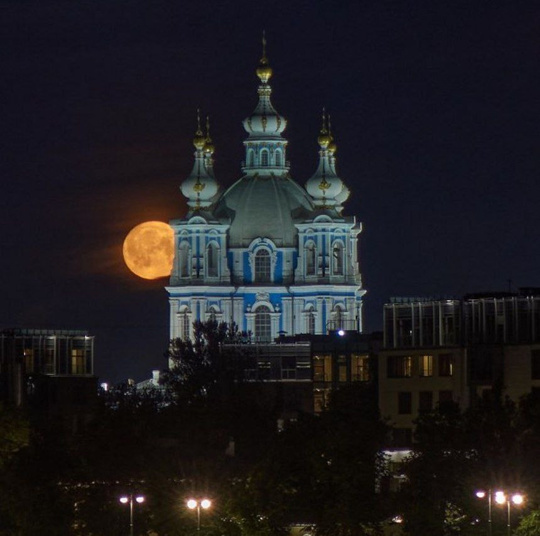 Невероятно красивое полнолуние запечатлели минувшей ночью фотографы в Петербурге и..