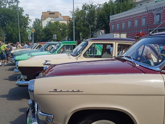 В Москве сегодня проходит парад..