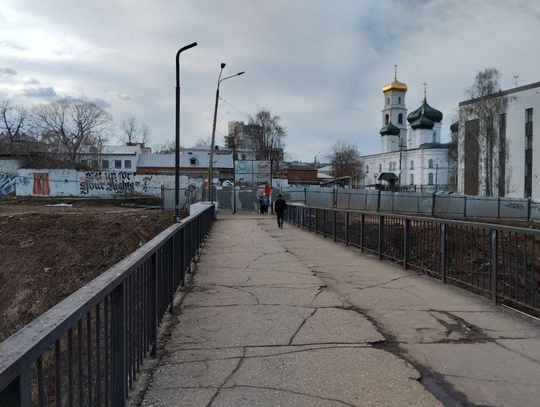 🌁Студенческий мост, связывающий Большую Покровскую и Ильинскую, полностью разобран.

Обследование..
