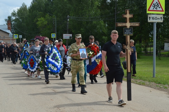 18 июля в Пермском крае простились сразу с шестью военнослужащими, погибшими в ходе проведения СВО. 
 
В..