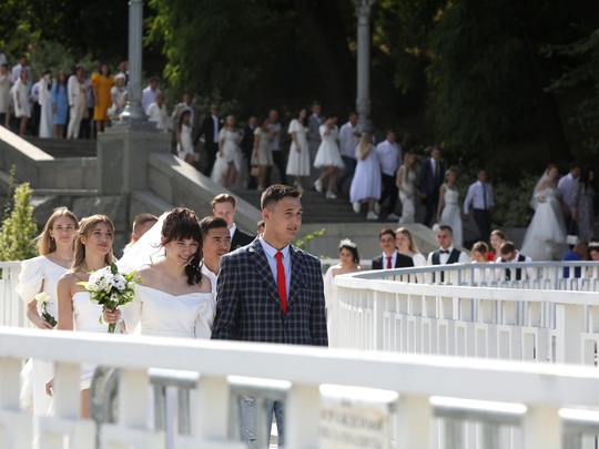 «Нежный праздник любви и радости»: в Волгограде состоялся свадебный марш 👰💍🤵

❤️ Сразу 50 влюбленных пар..