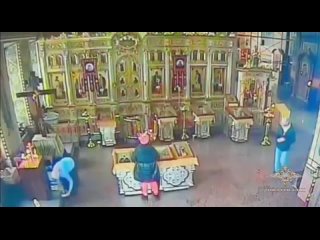 В Москве женщина украла икону из храма, чтобы решить проблемы своего сожителя со здоровьем. Ее задержали,..