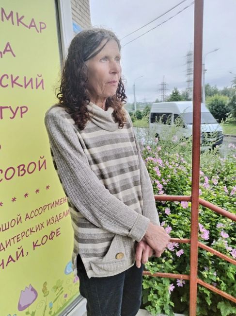 ‼Внимание, поиск родственников.

Эта женщина ходит в районе Чкалова. Не помнит своего адреса!!
Может кто..