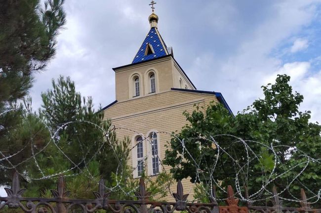 В Дагестане теперь обносят храмы колючей проволокой

В Дагестане усиливают меры безопасности вокруг..