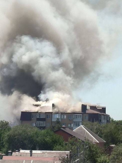 В Батайске на Ворошилова, 11 горит сарай, частные дома рядом и многоквартирный дом, сообщают..
