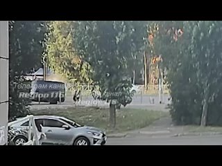 На Зорге Land Cruiser врезался в забор и перевернулся, едва не сбив пешеходов. К счастью, по словам очевидцев,..